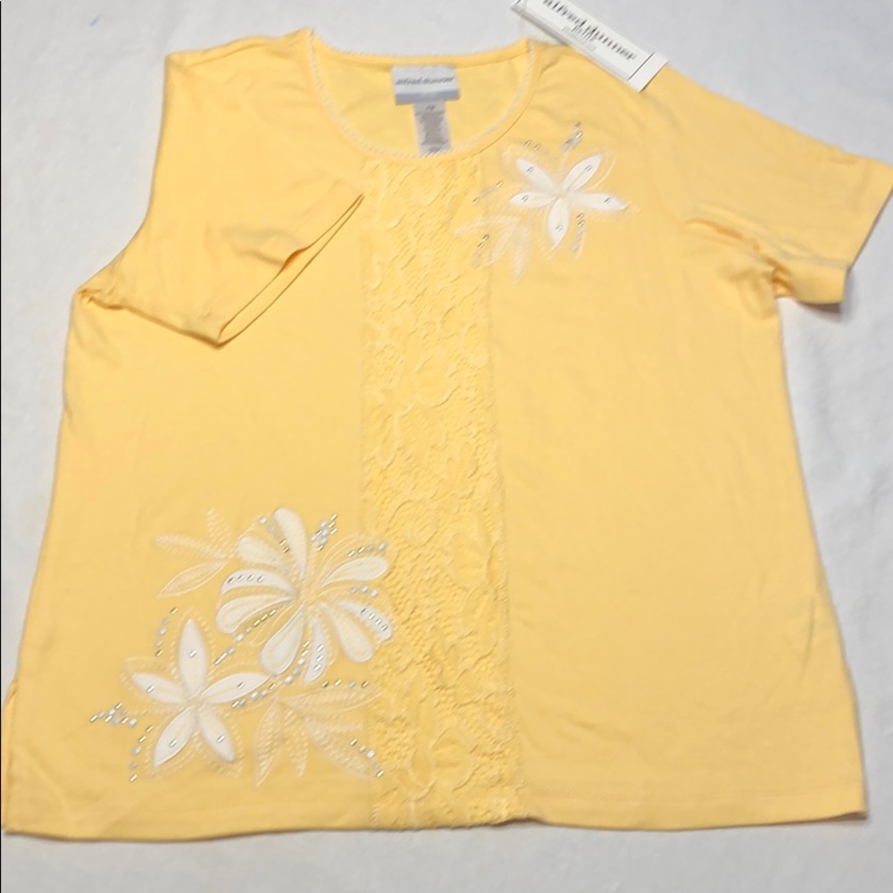 ALFRED DUNNER - NWT SS APPLIQUÉ TOP W LACE TRIM